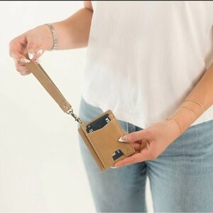 Andar Denner Leather Card Holder Wallet w/ Wrist Strap. Desert Sage Tan. NWT!